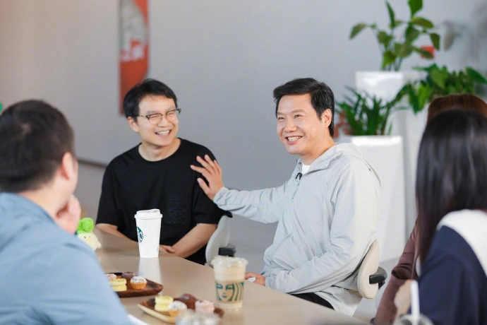 NSD Electric Deputy General Manager Chen Yun exchanges ideas with Xiaomi Chairman Lei Jun on manufacturing innovation and product philosophy.