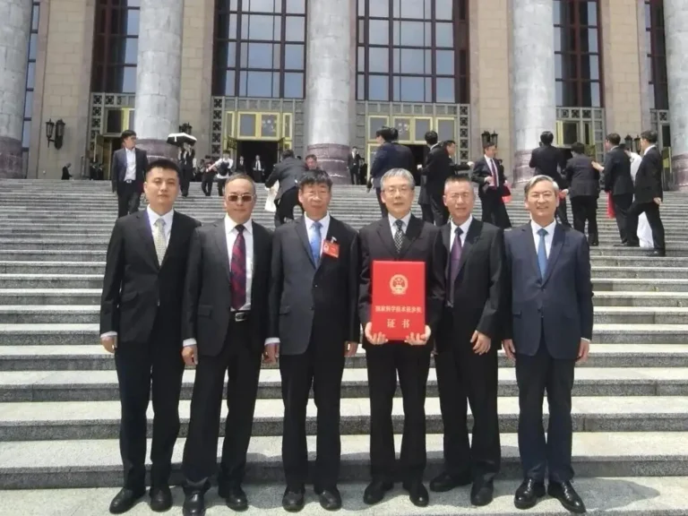Baihetan Hydropower Station project representatives gather after receiving national recognition for key engineering technologies.